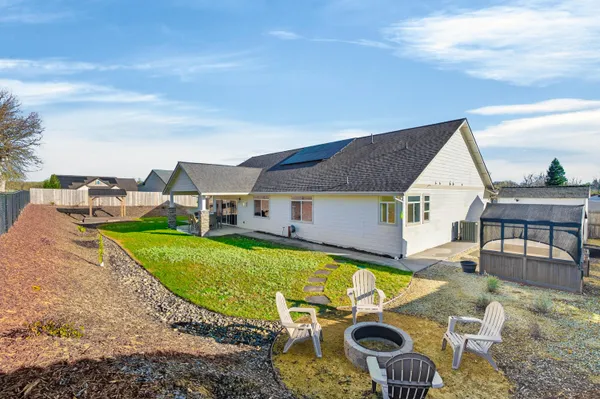 a view of a house with backyard