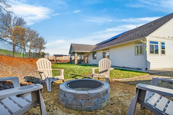 a view of a house with backyard