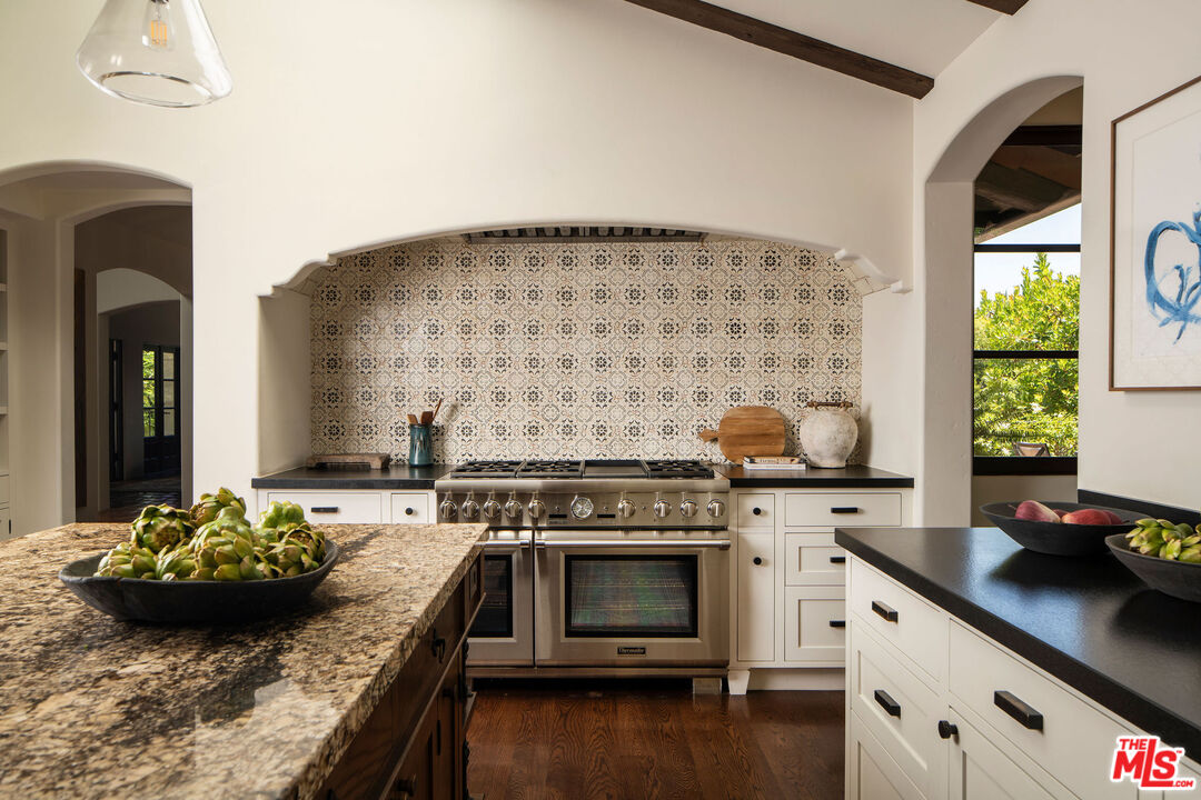17610 Hidden Oaks Road Encino, CA 91316 - Photo 15 of 34