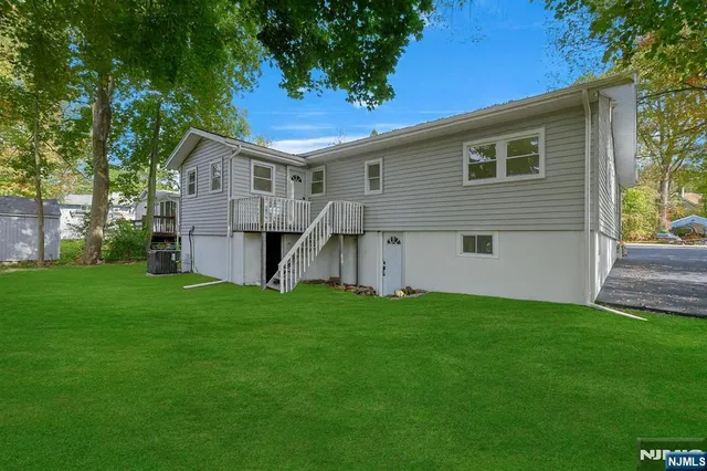 $470,000 | 6 Tamarack Trail, Stockholm, NJ 07460