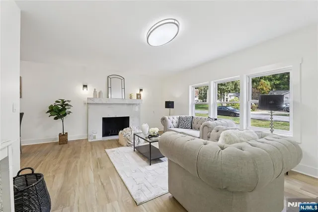 $470,000 | 6 Tamarack Trail, Stockholm, NJ 07460