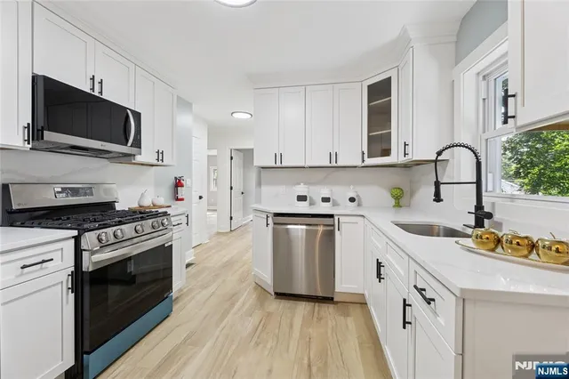 $470,000 | 6 Tamarack Trail, Stockholm, NJ 07460