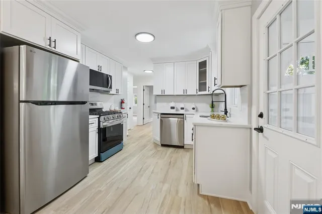 $470,000 | 6 Tamarack Trail, Stockholm, NJ 07460