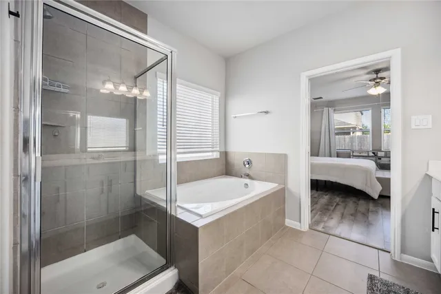 a en suite spacious bathroom with a double vanity sink and mirror
