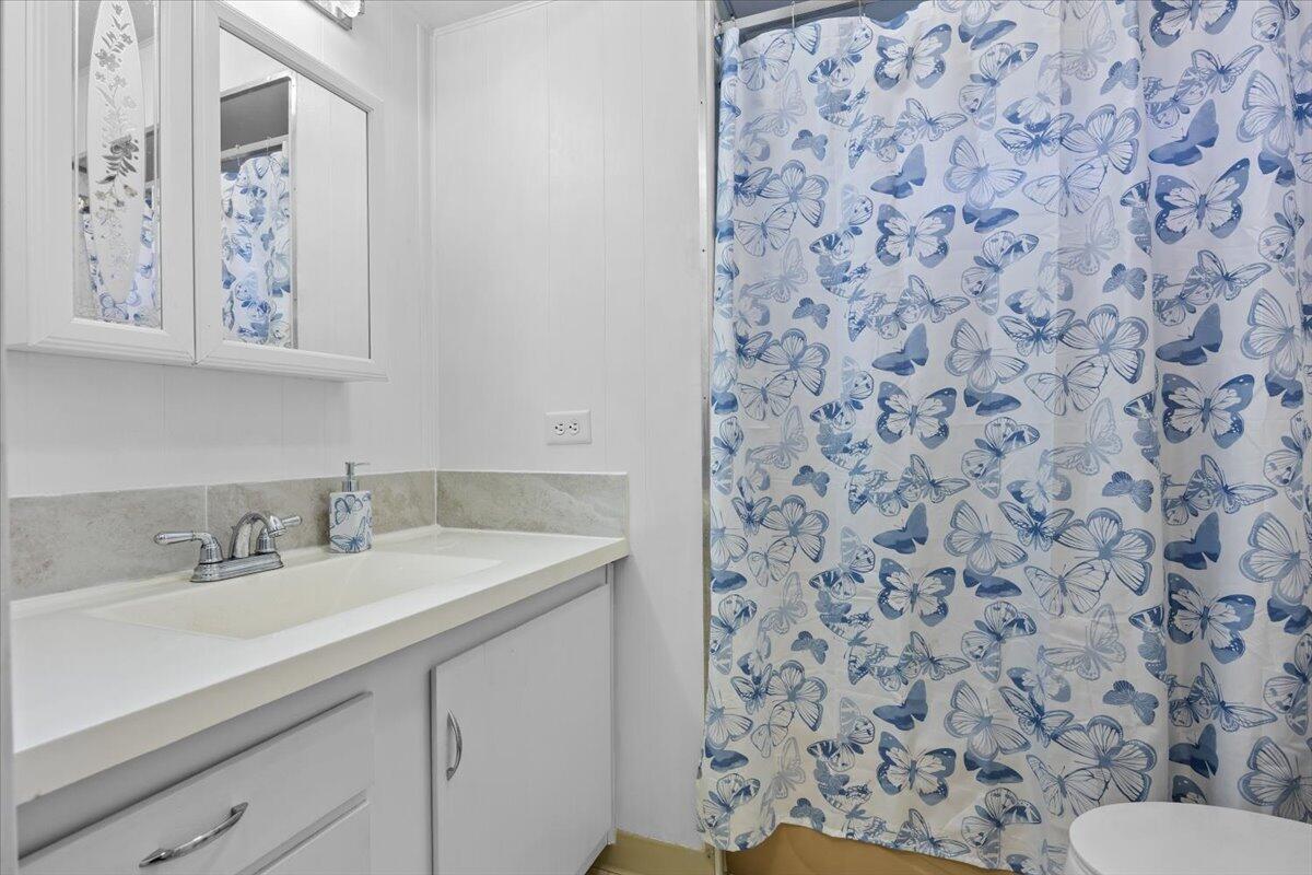 2252 Table Rock Road, Unit SPC 128 Medford, OR 97501 - Photo 10 of 22 2nd Bathroom