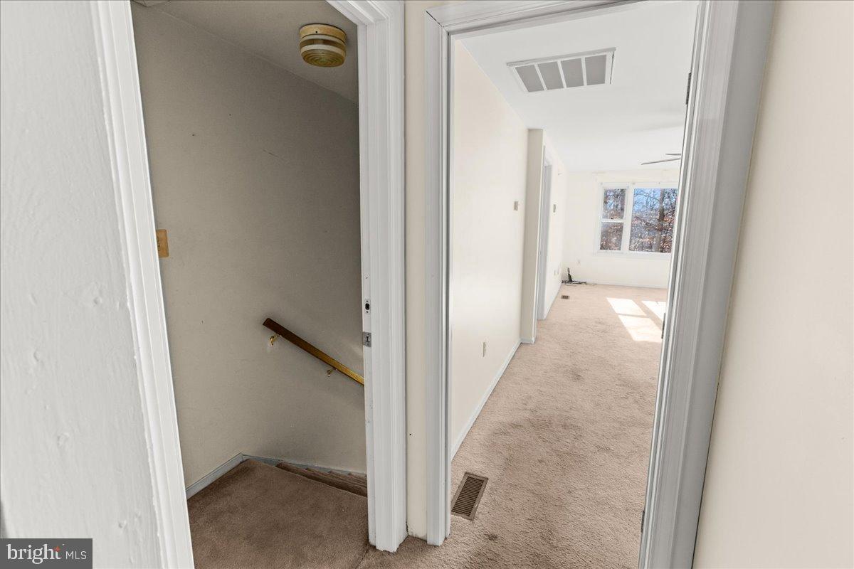 9442 Brentsville Road Manassas, VA 20112 - Photo 18 of 34 Inviting entryway with natural light.
