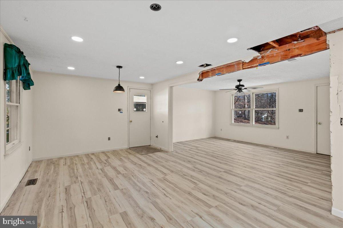 9442 Brentsville Road Manassas, VA 20112 - Photo 10 of 34 Spacious living area with natural light.