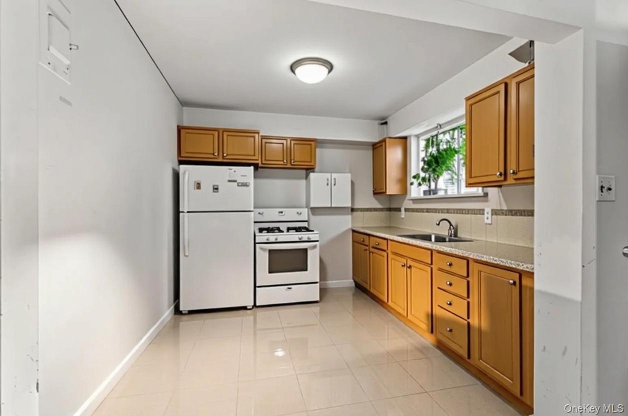 218-52 138th Road Queens, NY 11413 - Photo 16 of 25