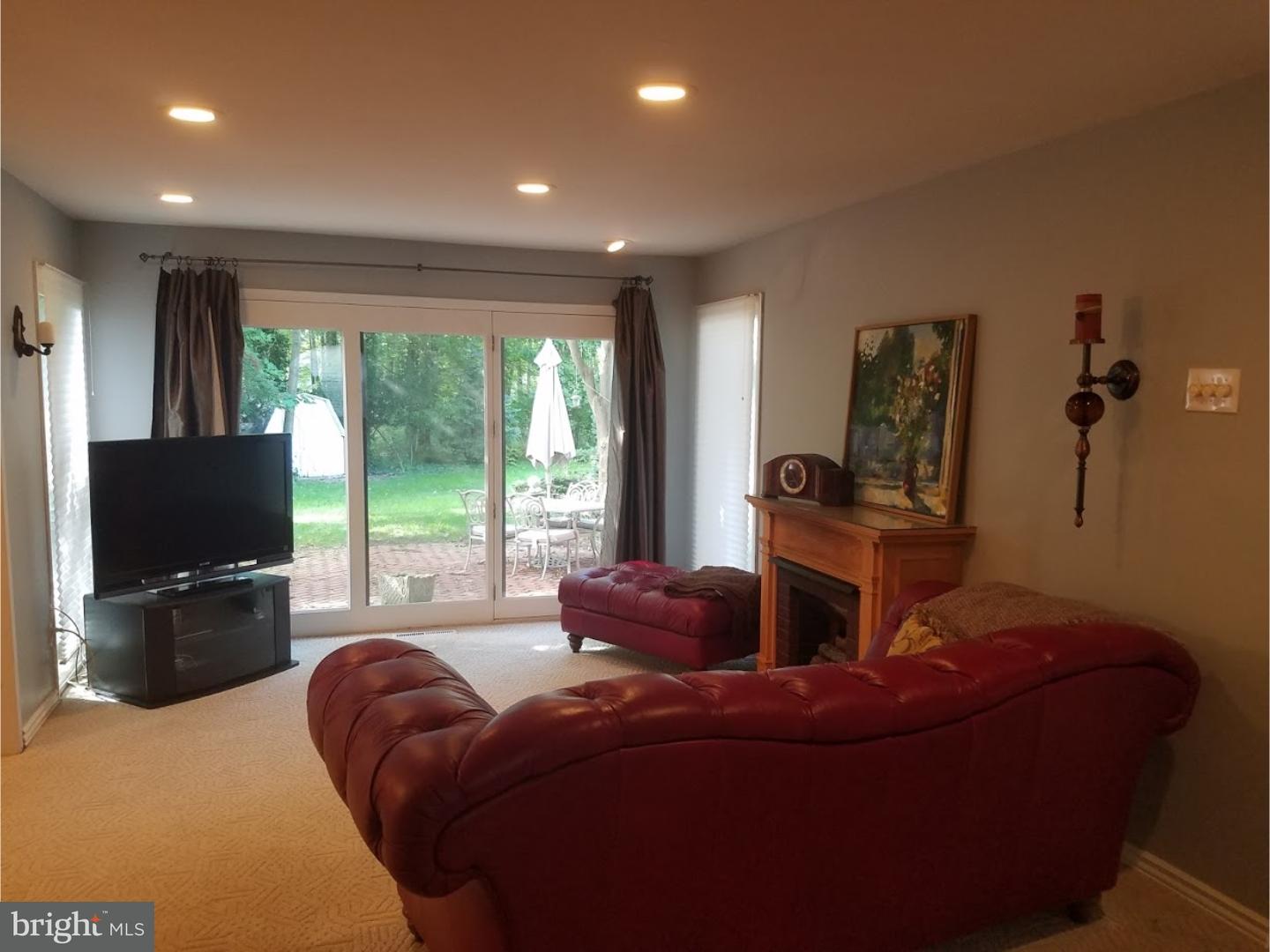 552 Cedarbrook Road Southampton, PA 18966 - Photo 9 of 25 Living Room