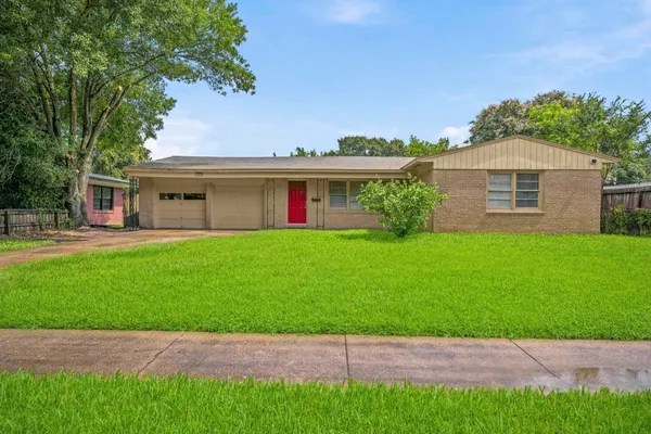 $1,595 | 410 22nd Avenue North, Texas City, TX 77590