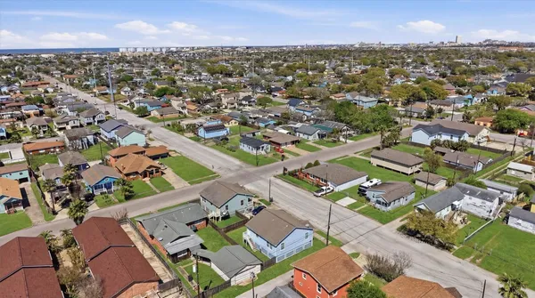 $2,100 | 2311 56th Street, Galveston, TX 77551
