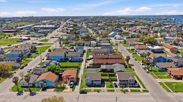 $2,100 | 2311 56th Street, Galveston, TX 77551