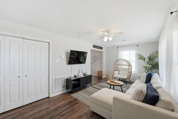 $2,100 | 2311 56th Street, Galveston, TX 77551