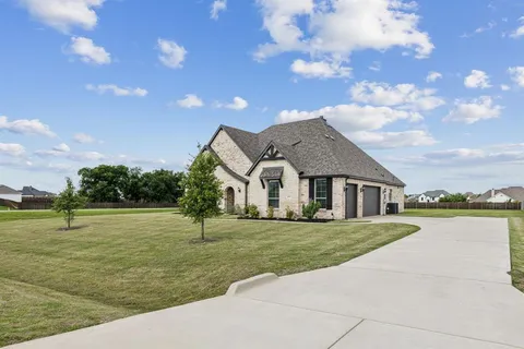 a house view with outdoor space