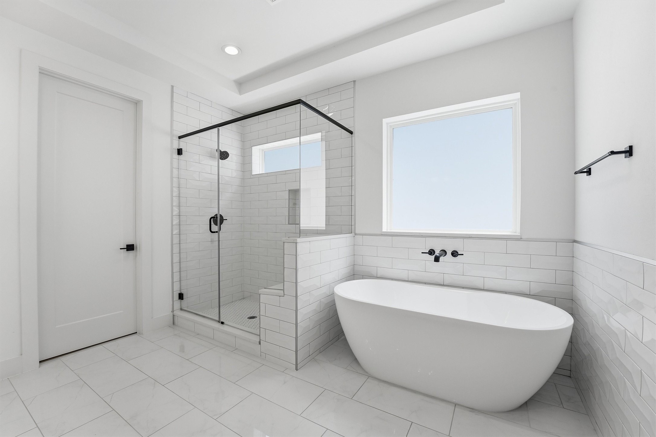 5004 Darling Street Houston, TX 77007 - Photo 29 of 41 Experience luxury with this elegant freestanding tub.