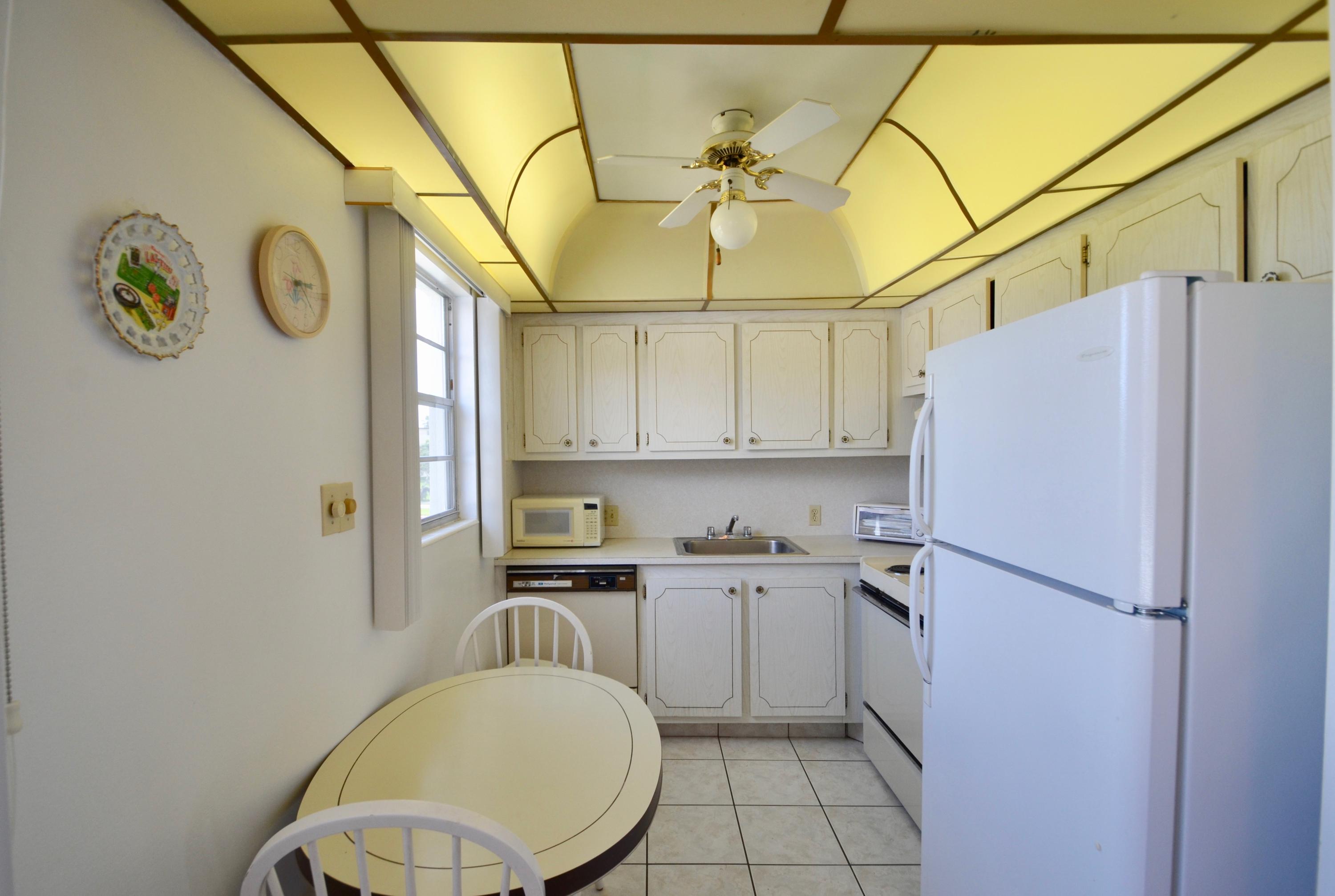122 Suffolk C Boca Raton, FL 33434 - Photo 5 of 26 DSC_0007 5