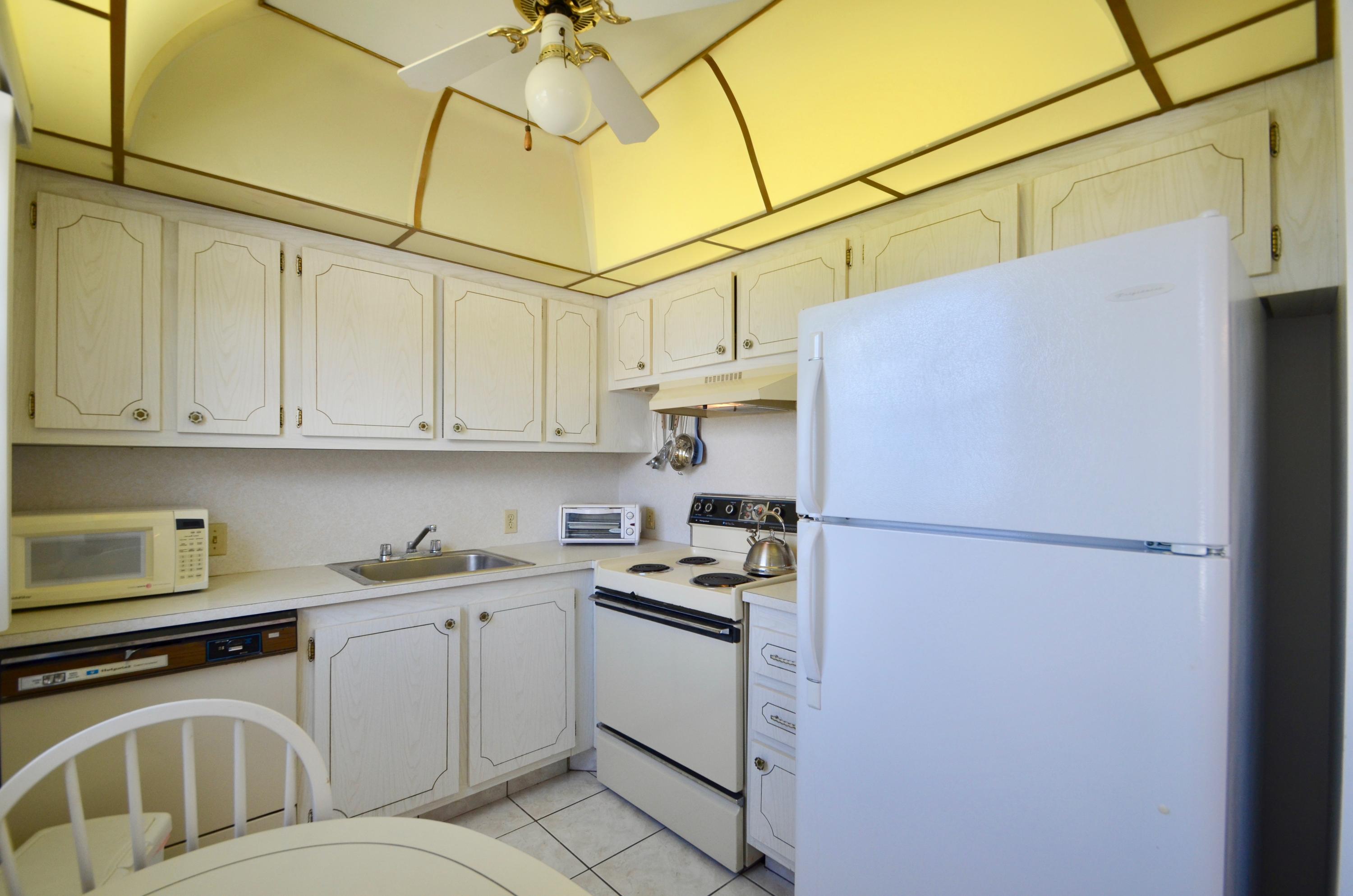 122 Suffolk C Boca Raton, FL 33434 - Photo 6 of 26 DSC_0010 5