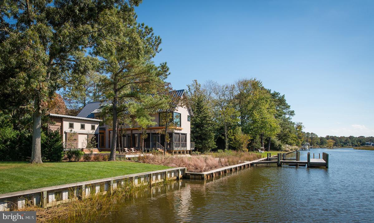 Spectacular canal front location