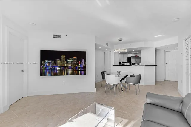 $3,500 | 5880 Collins Avenue, Unit PH3, Miami Beach, FL 33140