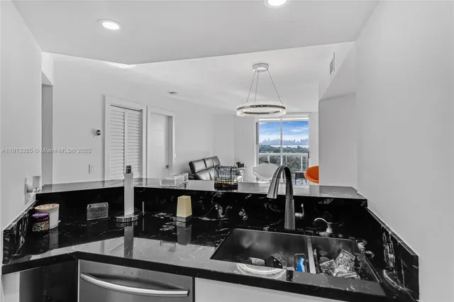 $3,500 | 5880 Collins Avenue, Unit PH3, Miami Beach, FL 33140