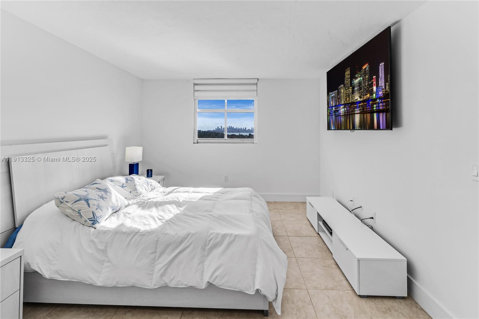 5880 Collins Avenue, Unit PH3 Miami Beach, FL 33140 - Photo 25 of 34 a bedroom with a bed and a painting on the wall