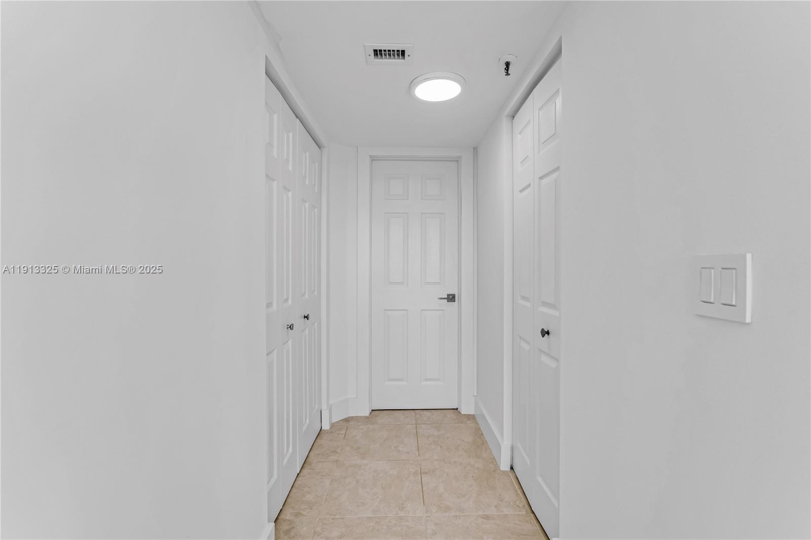 5880 Collins Avenue, Unit PH3 Miami Beach, FL 33140 - Photo 27 of 34 a view of a hallway