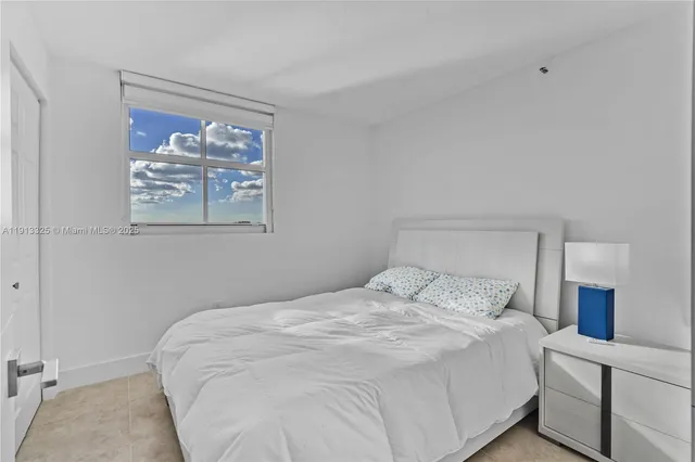 $3,500 | 5880 Collins Avenue, Unit PH3, Miami Beach, FL 33140