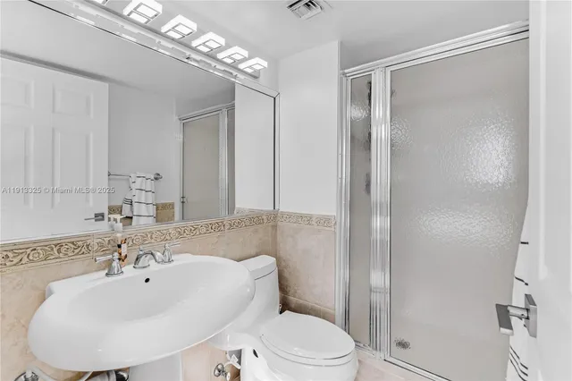 $3,500 | 5880 Collins Avenue, Unit PH3, Miami Beach, FL 33140