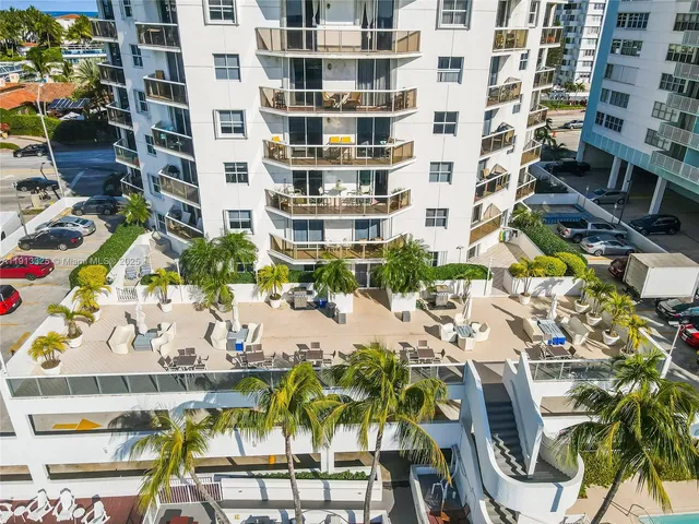 $3,500 | 5880 Collins Avenue, Unit PH3, Miami Beach, FL 33140