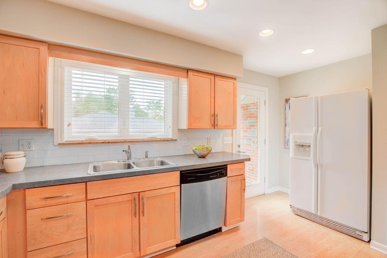 327 Fleming Road Wyoming, OH 45215 - Photo 13 of 31
