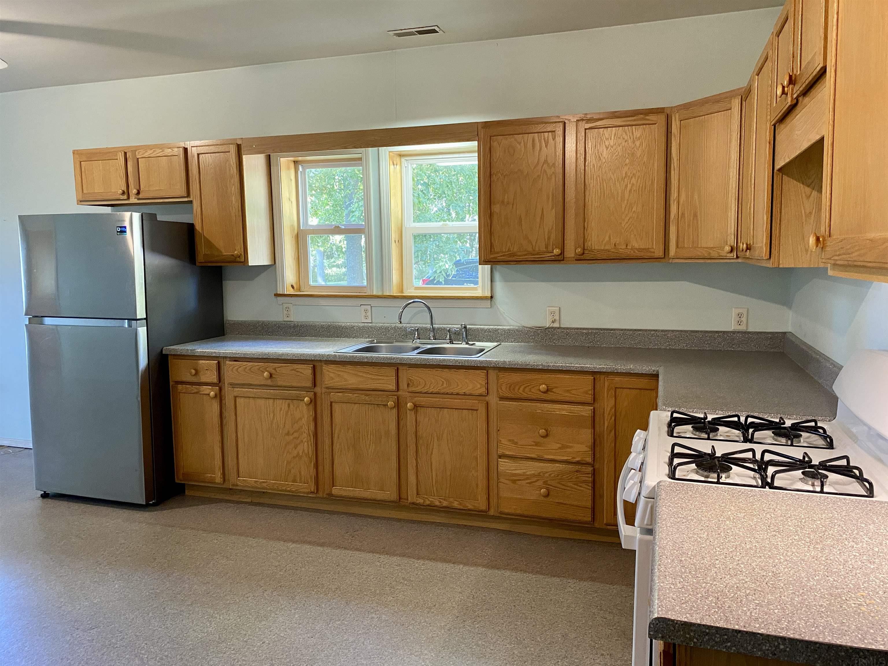 330 North 500 East Rochester, IN 46975 - Photo 5 of 28 Gallery Image 5