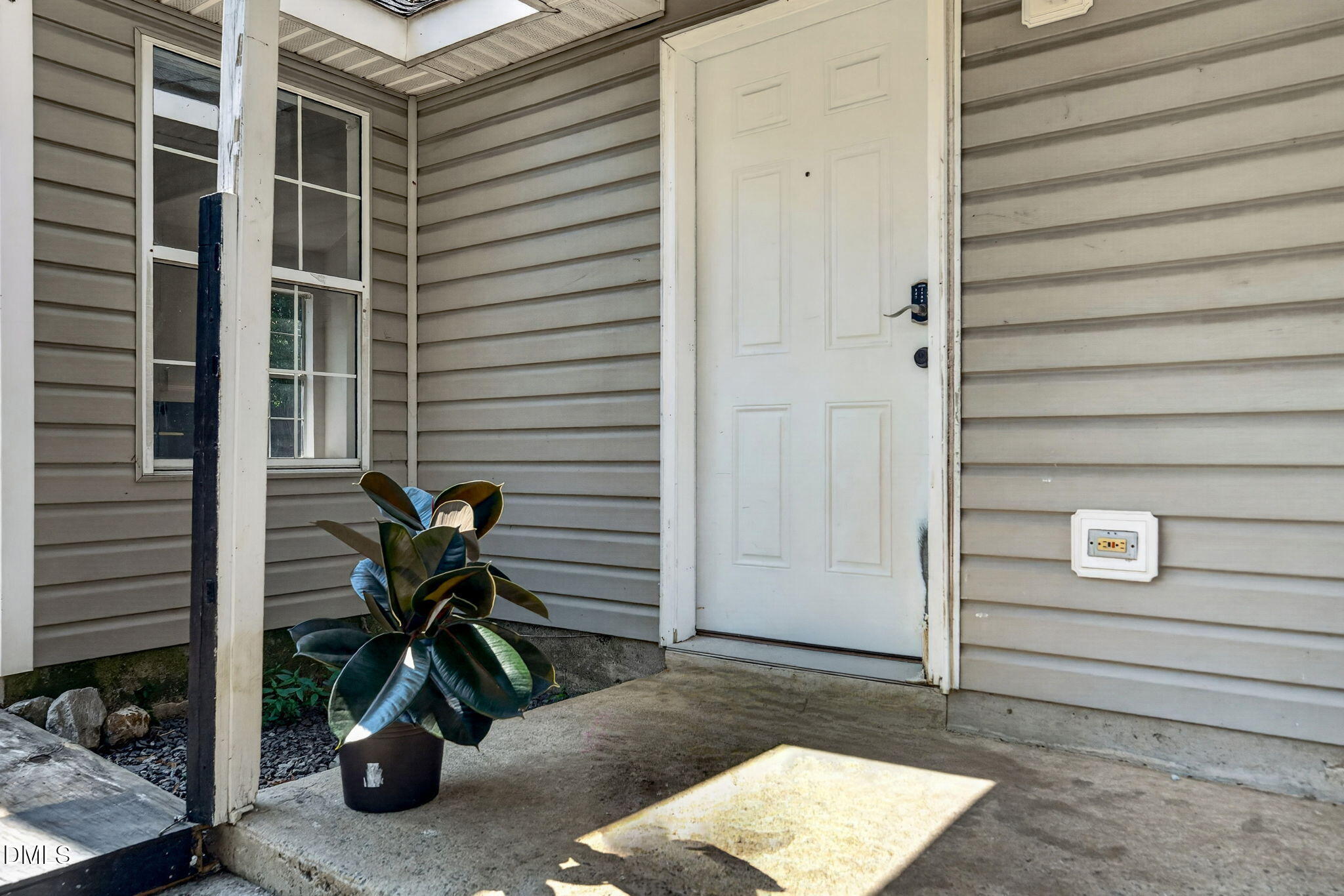 606 Stratton Way Durham, NC 27704 - Photo 9 of 34 606 STRATTON WAY FRONT DOOR