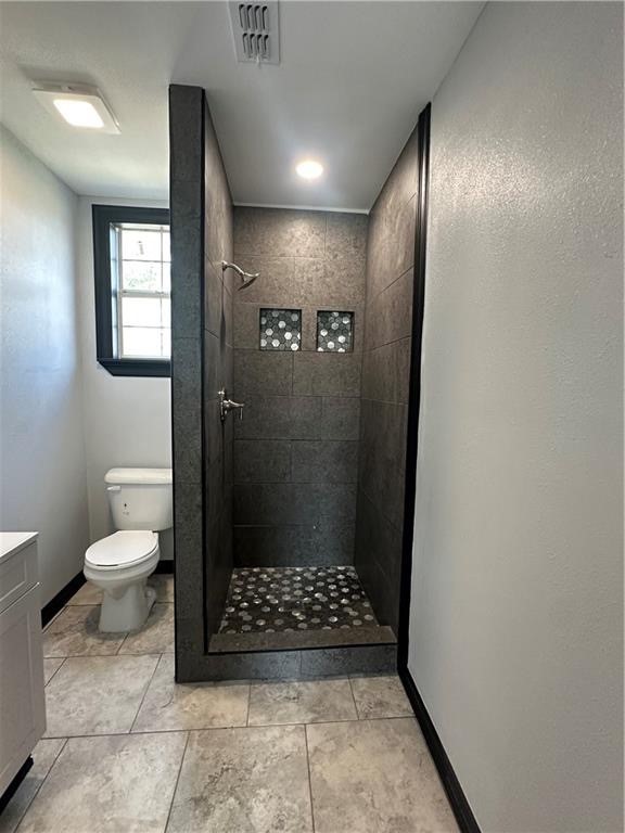 300 East Le Roy Street Three Rivers, TX 78071 - Photo 4 of 15 a bathroom with a toilet and a shower