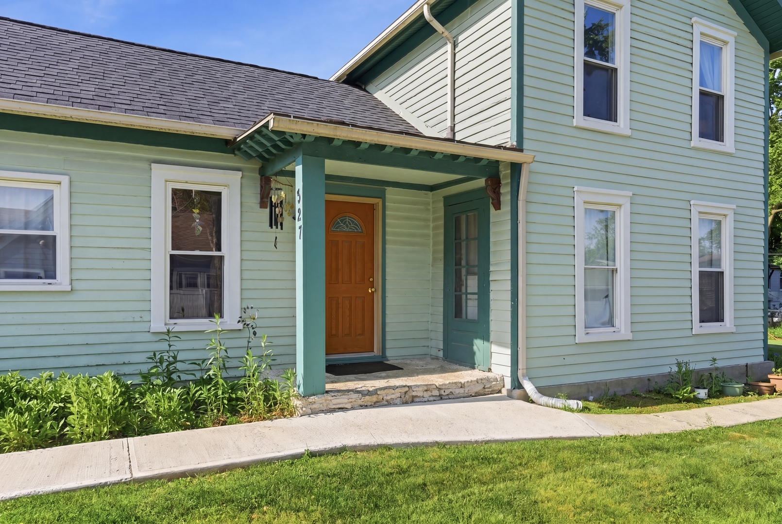 327 Silver Street Elgin, IL 60123 - Photo 4 of 26