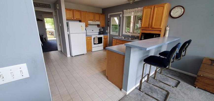 7274 Mergener Road Fruitport, MI 49415 - Photo 13 of 33 Snack bar and Kitchen