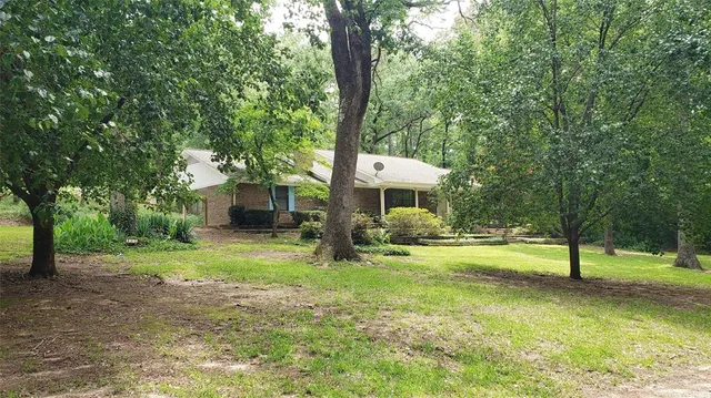 a view of empty room with window