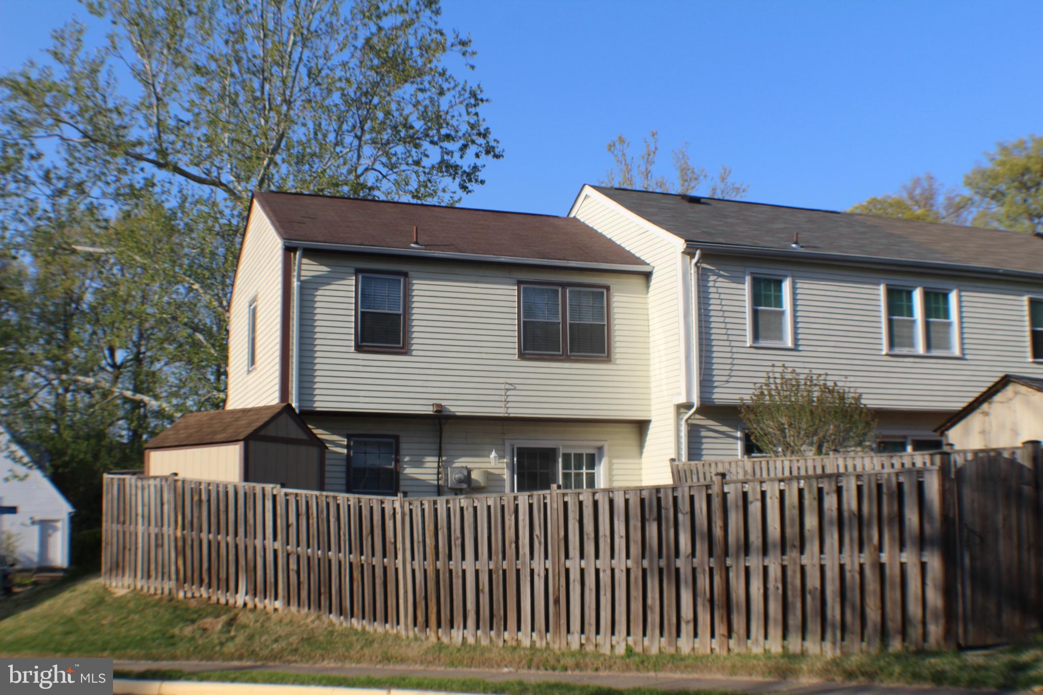7739 Matisse Way Springfield, VA 22153 - Photo 24 of 65 6' Foot Privacy Fence