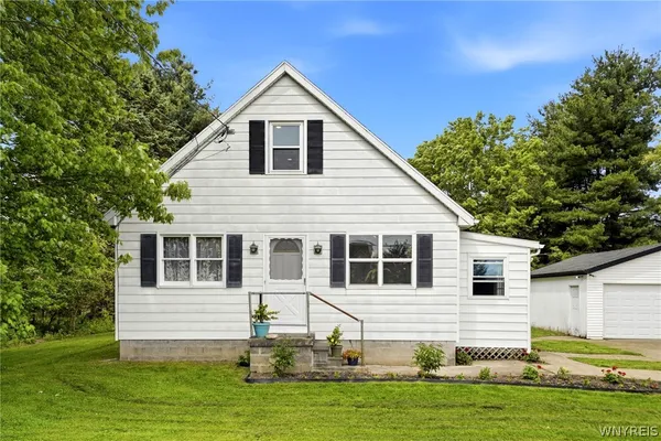 $275,000 | 910 Girdle Road, Elma, NY 14052