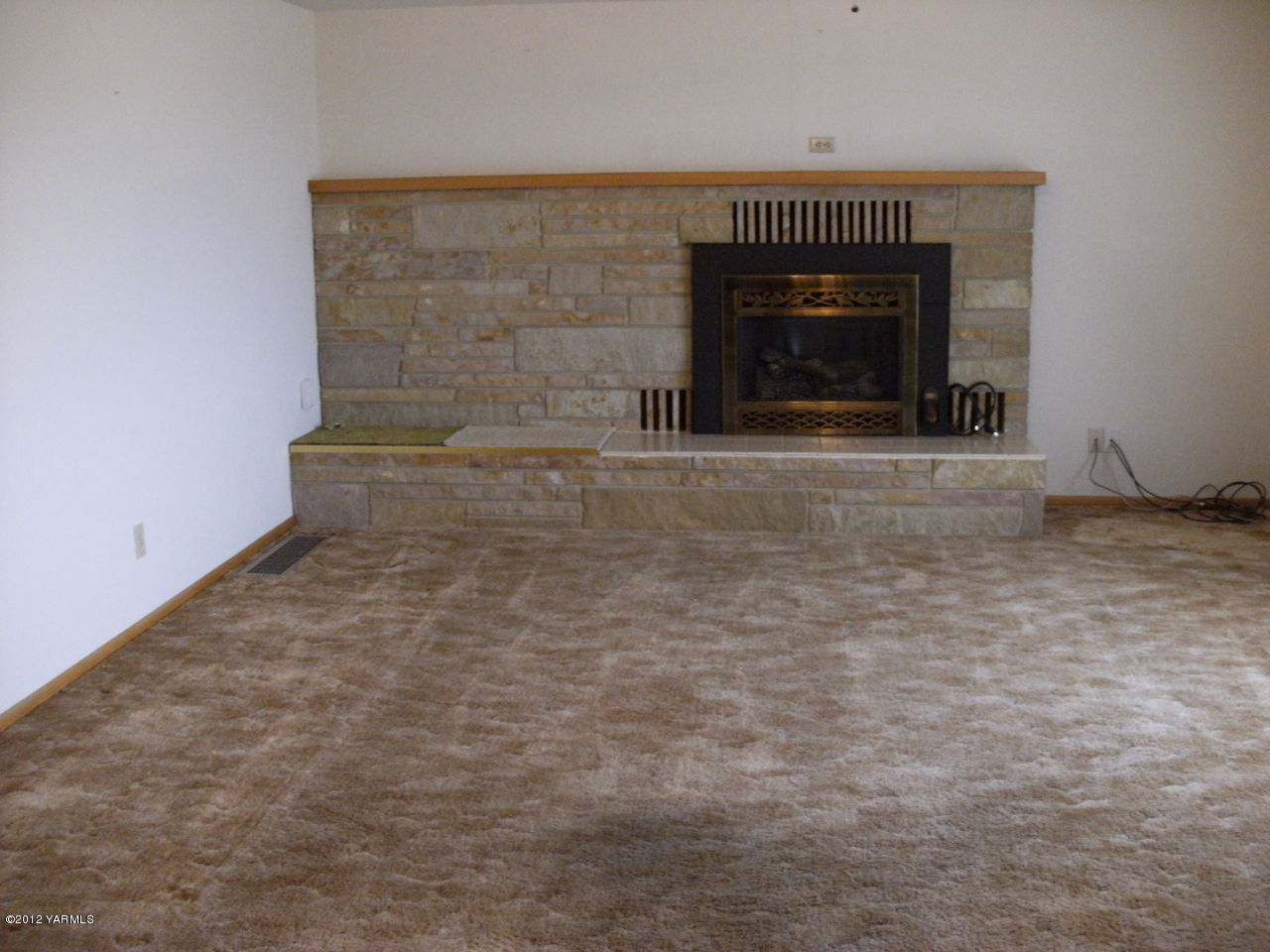 1212 Swan Road Sunnyside, WA 98944 - Photo 4 of 8 a view of empty room with fireplace