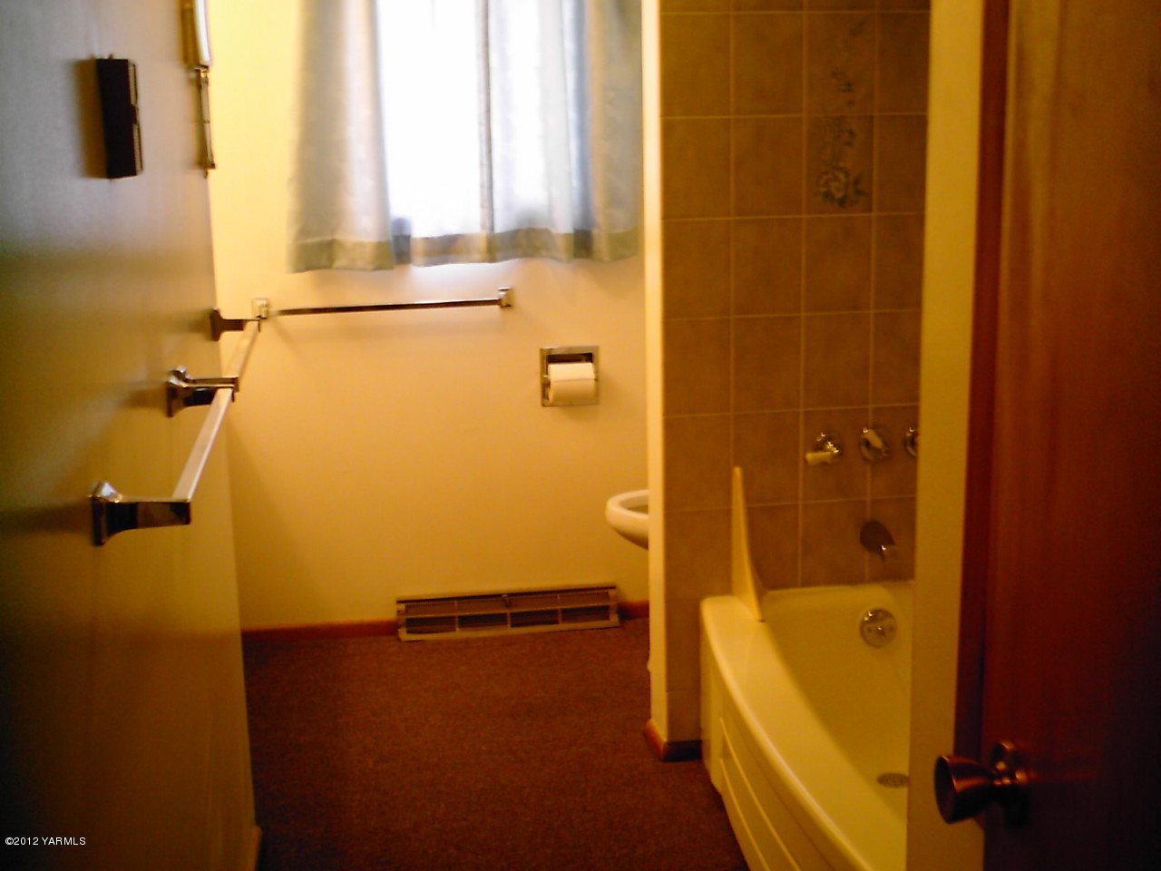 1212 Swan Road Sunnyside, WA 98944 - Photo 5 of 8 a bathroom with a shower