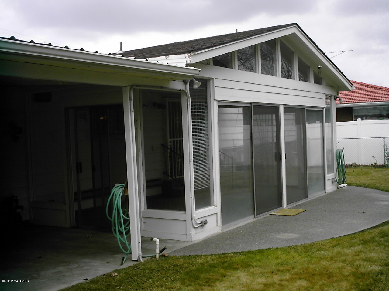 1212 Swan Road Sunnyside, WA 98944 - Photo 6 of 8 a view of a house with a small yard