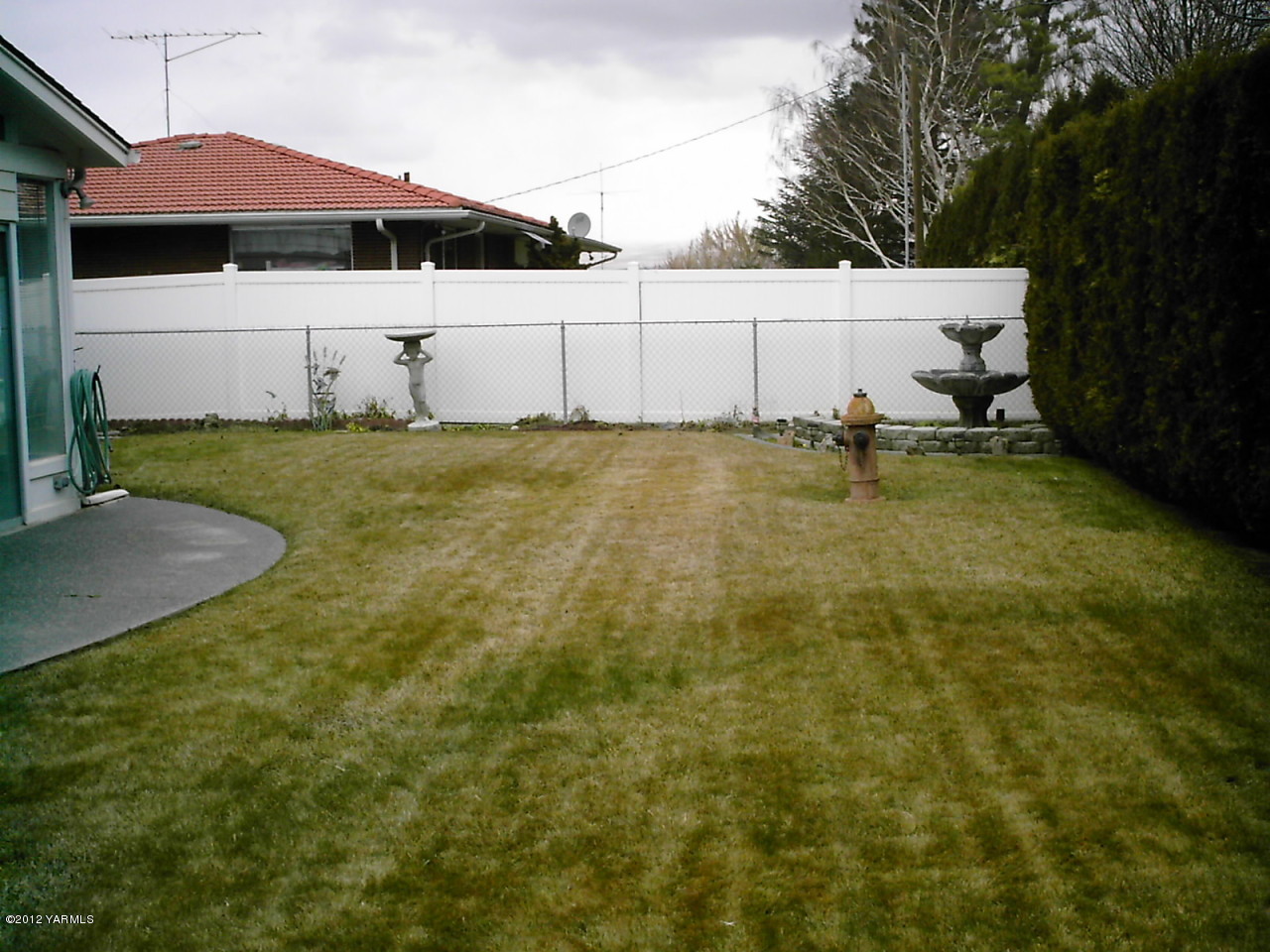 1212 Swan Road Sunnyside, WA 98944 - Photo 7 of 8 a view of a backyard