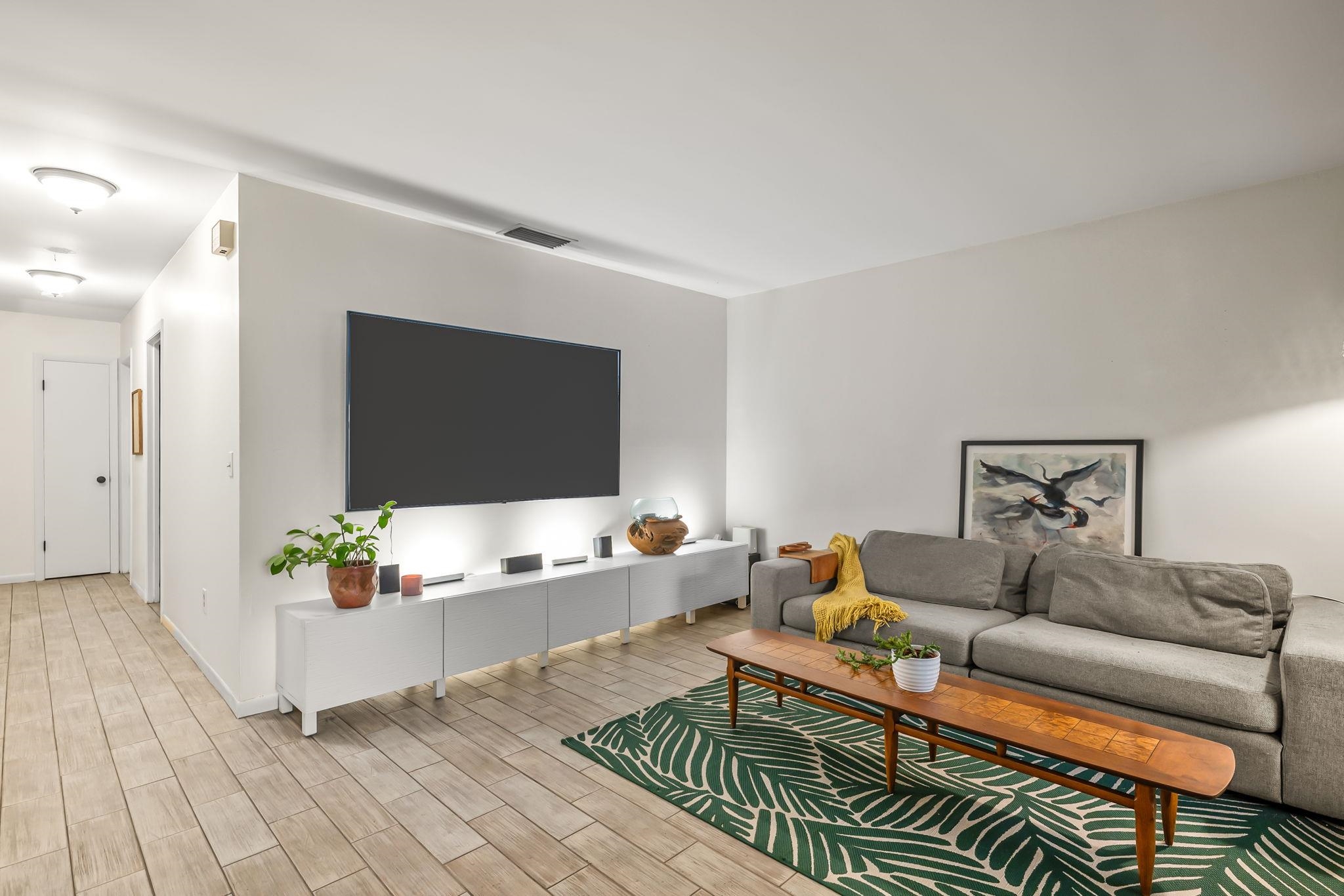 129 Pelican Road St. Augustine, FL 32086 - Photo 13 of 34 Living room with wood finish floors and baseboards