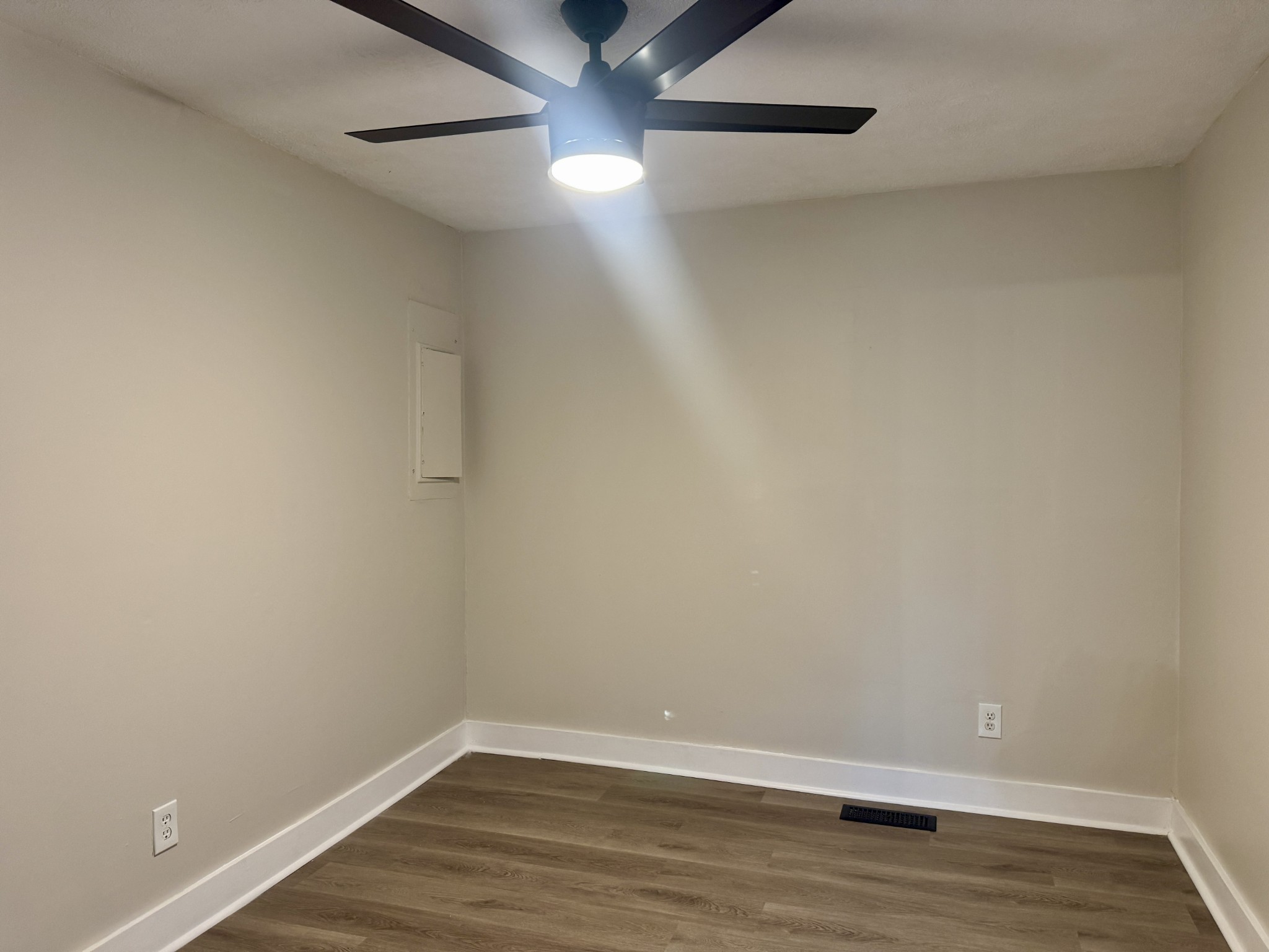 3163 Sunset Drive Springfield, TN 37172 - Photo 17 of 39 a view of an empty room with wooden floor and a ceiling fan