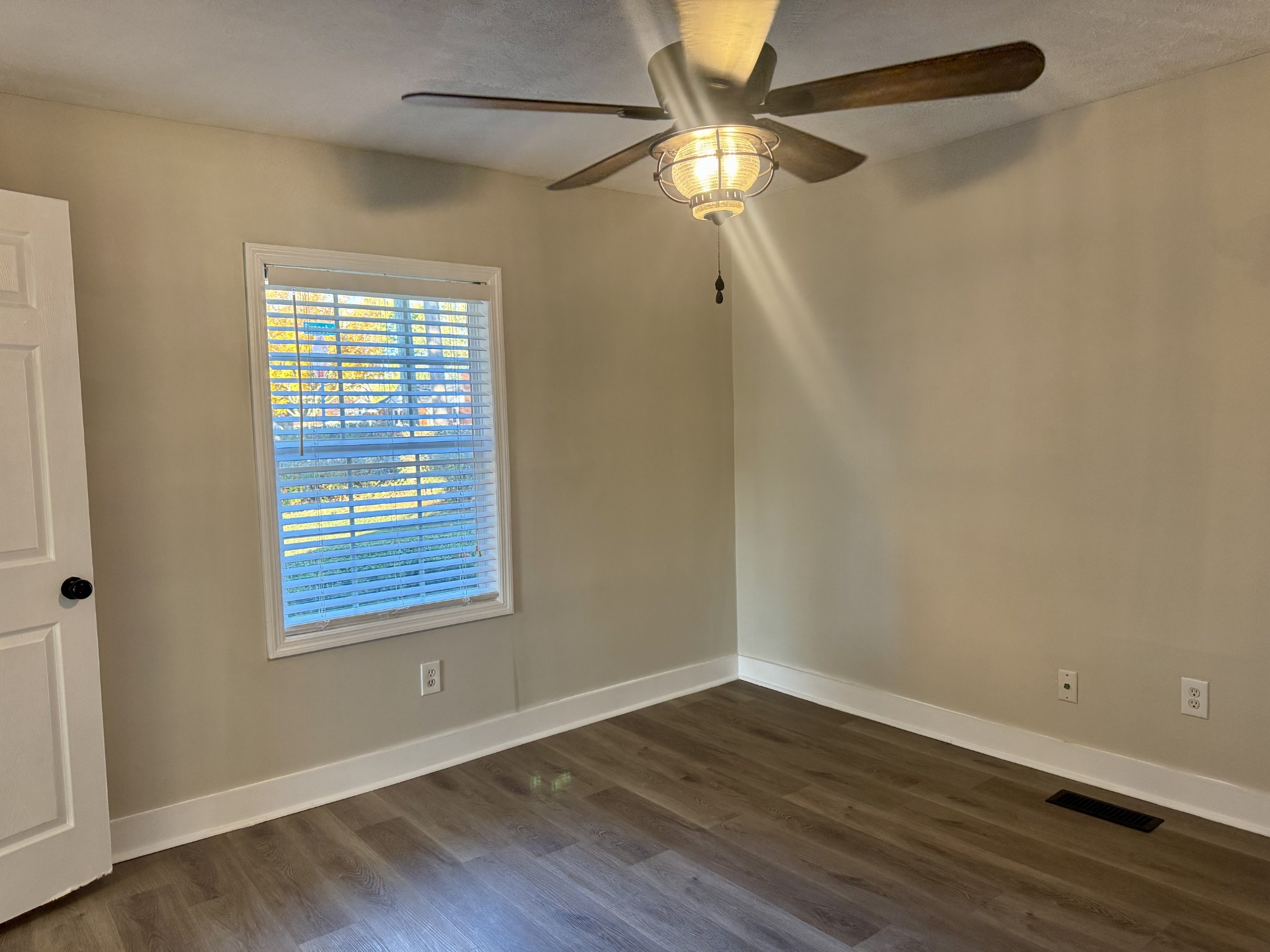 3163 Sunset Drive Springfield, TN 37172 - Photo 34 of 39 an empty room with wooden floor fan and windows