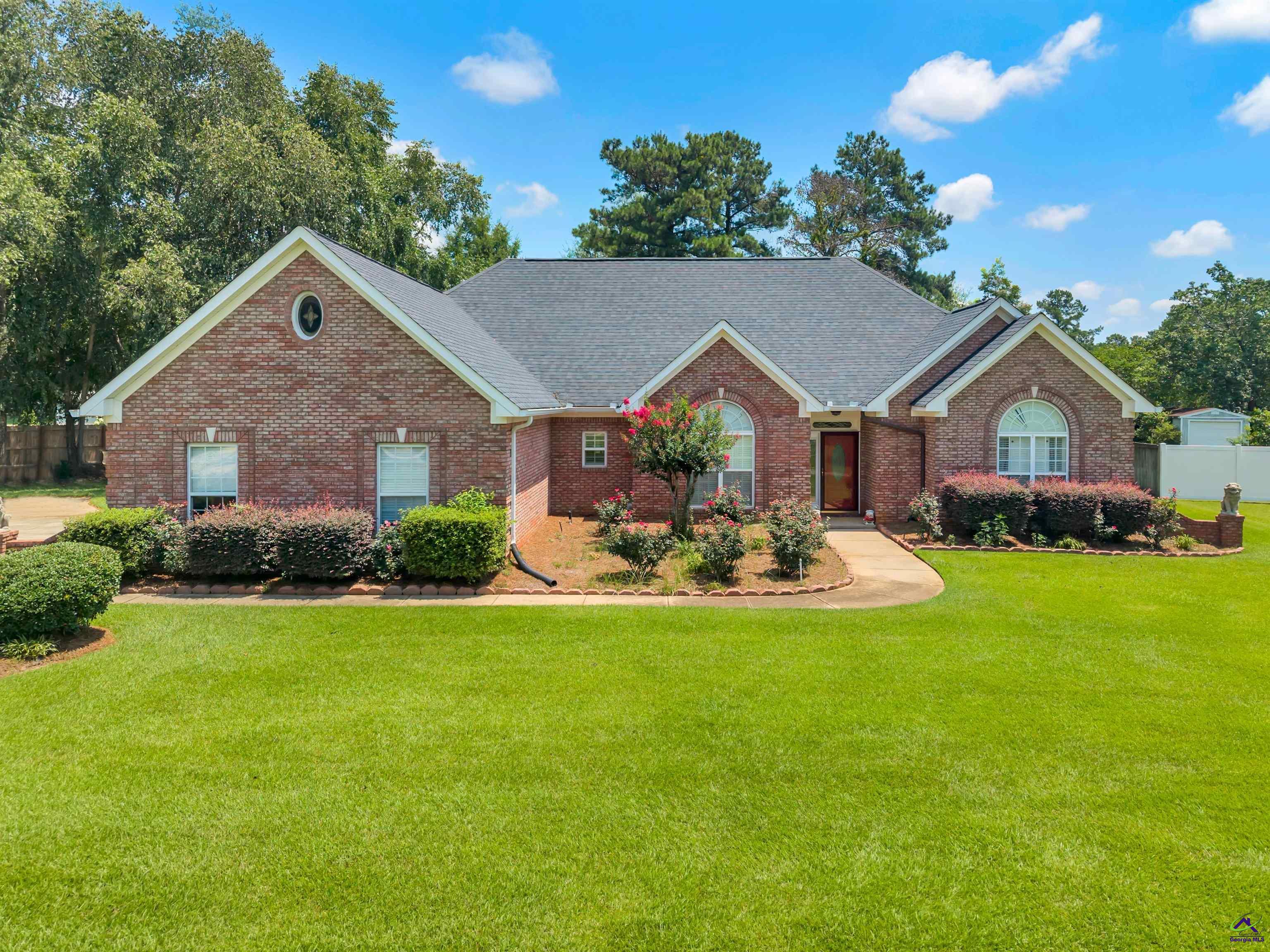 206 North Hampton Place Perry, GA 31069 - Photo 2 of 20 a front view of a house with yard and green space