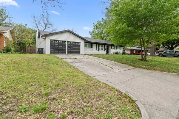 $2,000 | 5825 Walla Avenue, Fort Worth, TX 76133