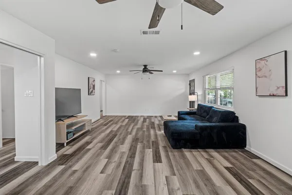 $2,000 | 5825 Walla Avenue, Fort Worth, TX 76133