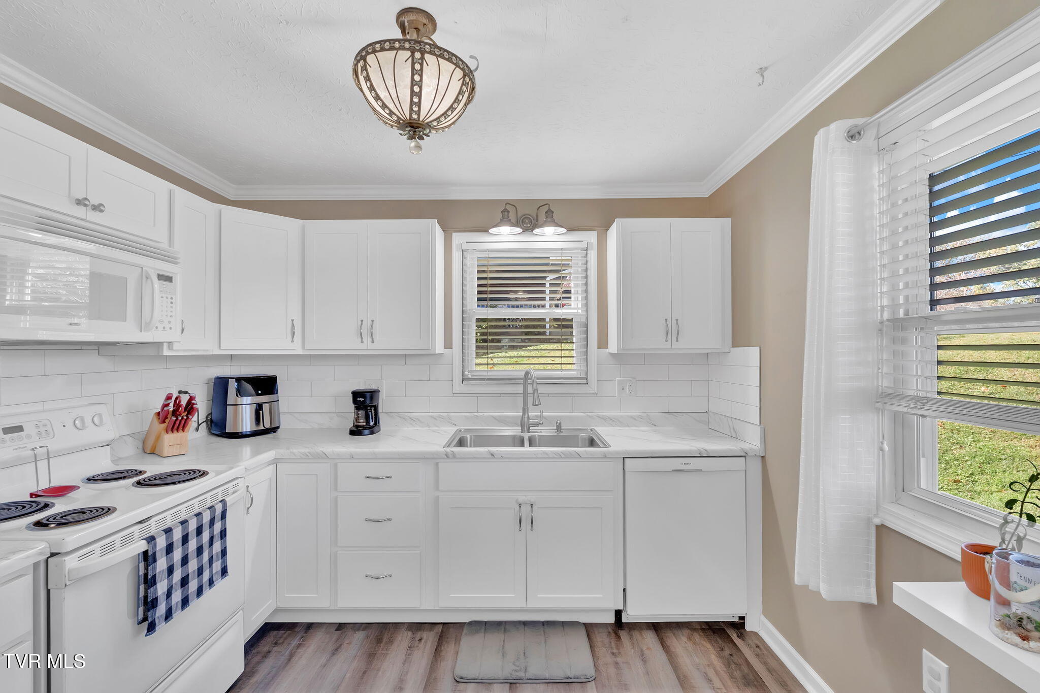 437 Merman Road Kingsport, TN 37663 - Photo 13 of 42 31-web-or-mls-JH 20251022-022