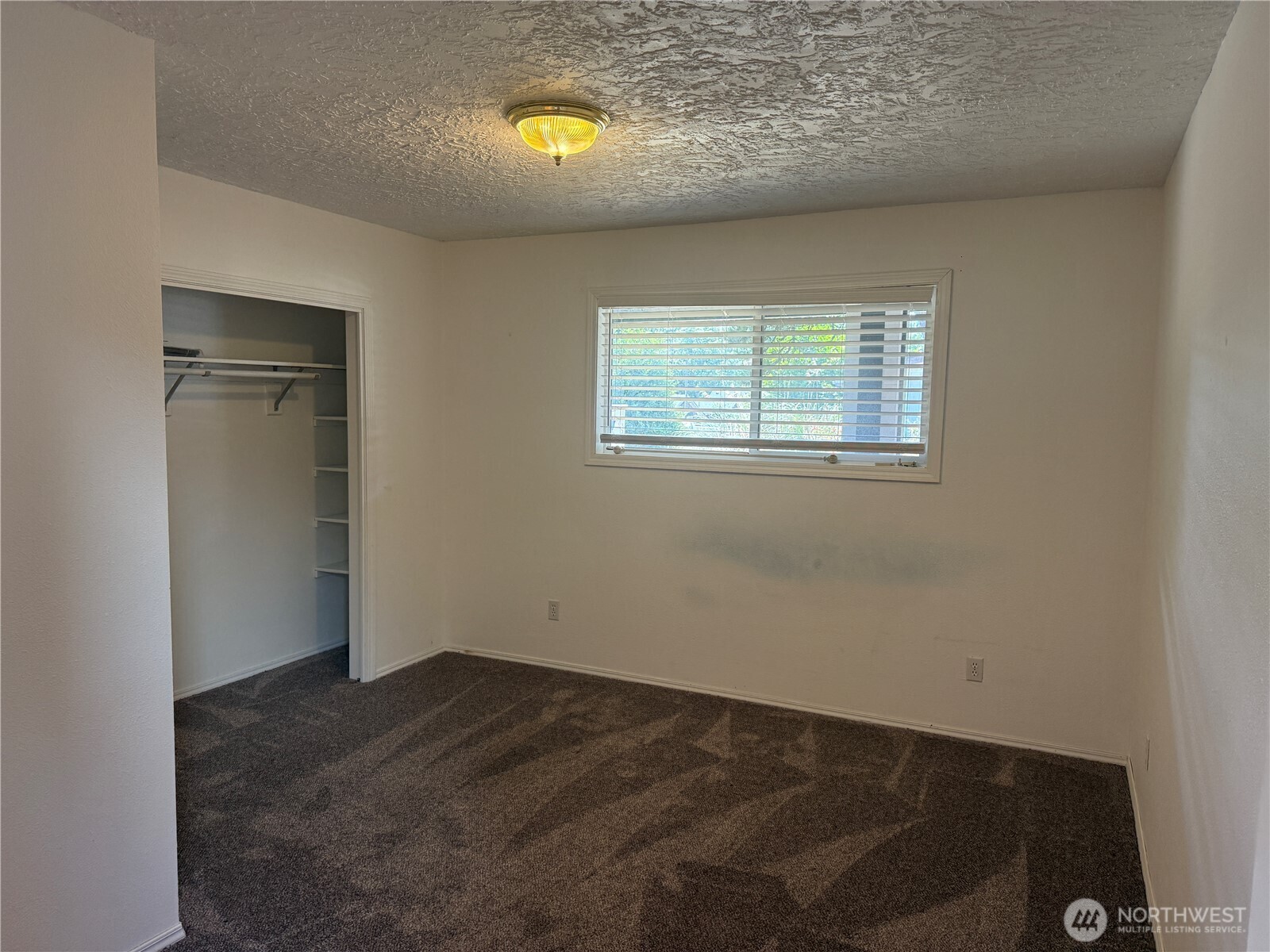 13208 Pacific Way Long Beach, WA 98631 - Photo 19 of 40 an empty room with a window